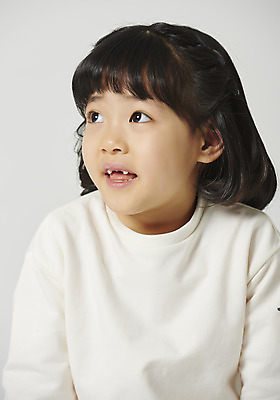 포토 JPG 스튜디오촬영 응시 여자 감정 어린이 회색배경 실내 표정 한명 앉기 소녀 근접촬영 상반신 앞모습 표현 소녀한명만 국내포토 1 시선 뷰포인트 백그라운드 모션 사람 내부 회색 여자한명만 소녀만 파일형식