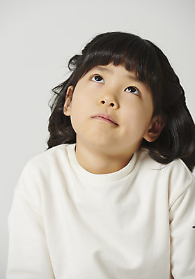 포토 JPG 스튜디오촬영 응시 여자 감정 어린이 회색배경 실내 표정 한명 미소 앉기 소녀 근접촬영 상반신 앞모습 올려보기 표현 고민 호기심 소녀한명만 국내포토 1 시선 뷰포인트 백그라운드 컨셉 모션 사람 내부 회색 여자한명만 소녀만 파일형식