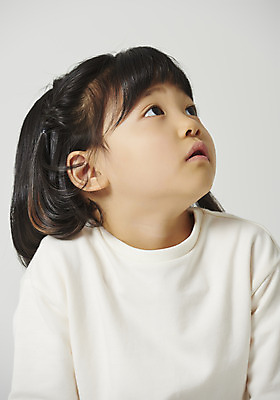 포토 JPG 스튜디오촬영 응시 여자 감정 어린이 회색배경 실내 표정 한명 앉기 소녀 근접촬영 상반신 앞모습 올려보기 표현 호기심 소녀한명만 국내포토 1 시선 뷰포인트 백그라운드 컨셉 모션 사람 내부 회색 여자한명만 소녀만 파일형식