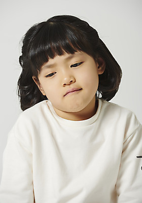 포토 JPG 스튜디오촬영 여자 감정 어린이 회색배경 실내 표정 한명 앉기 소녀 근접촬영 상반신 앞모습 짜증 표현 고민 소녀한명만 불편함 국내포토 1 뷰포인트 백그라운드 모션 사람 내부 회색 감각 여자한명만 소녀만 파일형식
