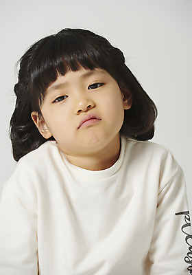 포토 JPG 스튜디오촬영 여자 감정 어린이 회색배경 실내 표정 한명 앉기 소녀 근접촬영 상반신 앞모습 짜증 표현 찡그림 고민 소녀한명만 불편함 국내포토 1 뷰포인트 백그라운드 모션 사람 내부 회색 감각 여자한명만 소녀만 파일형식