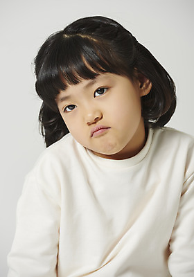 포토 JPG 스튜디오촬영 여자 감정 어린이 회색배경 실내 표정 한명 앉기 소녀 근접촬영 상반신 앞모습 짜증 표현 찡그림 고민 소녀한명만 불편함 국내포토 1 뷰포인트 백그라운드 모션 사람 내부 회색 감각 여자한명만 소녀만 파일형식