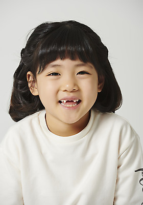 포토 JPG 스튜디오촬영 여자 행복 감정 어린이 회색배경 실내 표정 한명 미소 웃음 앉기 소녀 근접촬영 상반신 앞모습 표현 즐거움 소녀한명만 국내포토 1 뷰포인트 백그라운드 모션 사람 내부 회색 여자한명만 소녀만 파일형식