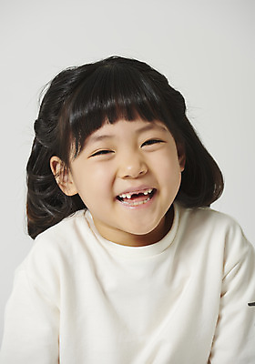 포토 JPG 스튜디오촬영 여자 행복 감정 어린이 회색배경 실내 표정 한명 미소 웃음 앉기 소녀 근접촬영 상반신 앞모습 표현 즐거움 소녀한명만 국내포토 1 뷰포인트 백그라운드 모션 사람 내부 회색 여자한명만 소녀만 파일형식