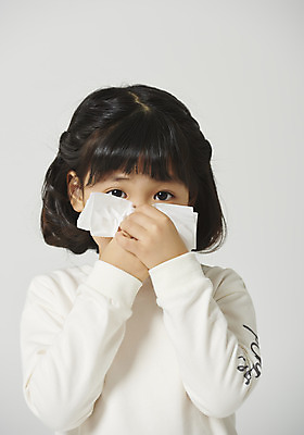 포토 JPG 스튜디오촬영 여자 감정 어린이 회색배경 실내 표정 한명 앉기 소녀 근접촬영 상반신 앞모습 표현 화장지 감기 소녀한명만 코풀기 국내포토 1 뷰포인트 백그라운드 모션 사람 내부 회색 질병 여자한명만 소녀만 파일형식