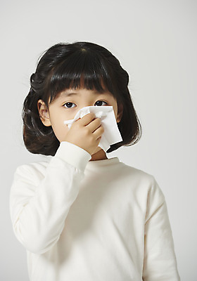 포토 JPG 스튜디오촬영 여자 감정 어린이 회색배경 실내 표정 한명 앉기 소녀 근접촬영 상반신 앞모습 표현 화장지 감기 소녀한명만 코풀기 국내포토 1 뷰포인트 백그라운드 모션 사람 내부 회색 질병 여자한명만 소녀만 파일형식