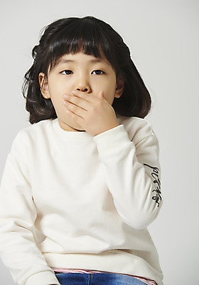 포토 JPG 스튜디오촬영 여자 감정 어린이 회색배경 실내 표정 한명 앉기 소녀 근접촬영 상반신 앞모습 표현 감기 입가림 기침 목감기 소녀한명만 국내포토 1 뷰포인트 백그라운드 모션 사람 내부 회색 가림 질병 감기_질병 여자한명만 소녀만 파일형식