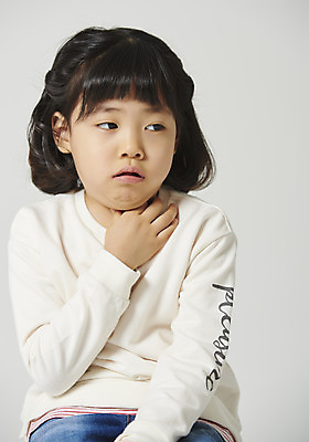 포토 JPG 스튜디오촬영 여자 감정 어린이 회색배경 실내 표정 한명 앉기 소녀 근접촬영 상반신 앞모습 표현 기침 목감기 소녀한명만 국내포토 1 뷰포인트 백그라운드 모션 사람 내부 회색 감기_질병 여자한명만 소녀만 파일형식