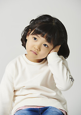 포토 JPG 스튜디오촬영 여자 감정 어린이 회색배경 실내 표정 한명 앉기 소녀 근접촬영 상반신 앞모습 고통 표현 귀 중이염 소녀한명만 국내포토 1 뷰포인트 백그라운드 모션 사람 내부 신체부위 회색 질병 여자한명만 소녀만 파일형식