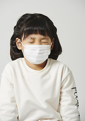 포토 JPG 스튜디오촬영 여자 감정 어린이 회색배경 실내 표정 마스크 한명 앉기 소녀 근접촬영 상반신 앞모습 고통 표현 환경오염 오염 찡그림 감기 대기오염 기침 소녀한명만 미세먼지 코로나바이러스 국내포토 1 뷰포인트 백그라운드 컨셉 모션 사람 내부 회색 바이러스 질병 먼지 여자한명만 소녀만 파일형식