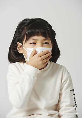 포토 JPG 스튜디오촬영 여자 감정 어린이 회색배경 실내 표정 마스크 한명 앉기 소녀 근접촬영 상반신 앞모습 고통 표현 환경오염 오염 감기 대기오염 입가림 기침 소녀한명만 미세먼지 코로나바이러스 국내포토 1 뷰포인트 백그라운드 컨셉 모션 사람 내부 회색 가림 바이러스 질병 먼지 여자한명만 소녀만 파일형식