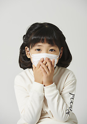 포토 JPG 스튜디오촬영 여자 감정 어린이 회색배경 실내 표정 마스크 한명 앉기 소녀 근접촬영 상반신 앞모습 표현 환경오염 오염 감기 대기오염 입가림 소녀한명만 미세먼지 코로나바이러스 국내포토 1 뷰포인트 백그라운드 컨셉 모션 사람 내부 회색 가림 바이러스 질병 먼지 여자한명만 소녀만 파일형식