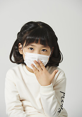 포토 JPG 스튜디오촬영 여자 감정 어린이 회색배경 실내 표정 마스크 한명 앉기 소녀 근접촬영 상반신 앞모습 표현 환경오염 오염 감기 대기오염 입가림 소녀한명만 미세먼지 코로나바이러스 국내포토 1 뷰포인트 백그라운드 컨셉 모션 사람 내부 회색 가림 바이러스 질병 먼지 여자한명만 소녀만 파일형식