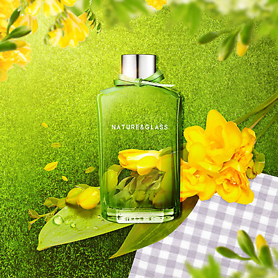 PSD 편집이미지 꽃 리본 잎 자연 유리 유리병 나뭇잎 잔디 사람없음 초록색 컬러풀 노란색 식탁보 물방울 투명 향수 손수건 내추럴 프리지어 향수병 카피스페이스 이미지편집 식물 컬러 재질 병_용기 화장품 공백 생태계 병_담는 파일형식
