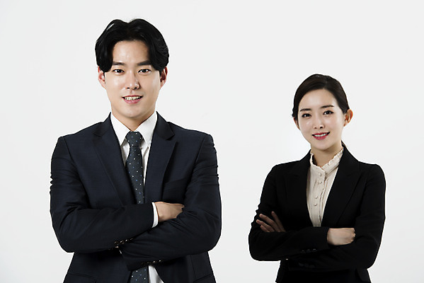 포토 JPG 스튜디오촬영 여자 남자 실내 서기 미소 누끼 정장 상반신 20대 성인 두명 앞모습 비즈니스라이프 팔짱 한국인 비즈니스맨 비즈니스우먼 동료 흰배경 성인만 국내포토 라이프스타일 옷 뷰포인트 백그라운드 비즈니스 관계 모션 표정 사람 동양인 청년 내부 흰색 직장인 파일형식