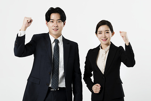포토 JPG 스튜디오촬영 여자 남자 실내 서기 미소 누끼 정장 상반신 20대 성인 두명 앞모습 비즈니스라이프 파이팅 주먹 한국인 비즈니스맨 비즈니스우먼 동료 흰배경 성인만 국내포토 라이프스타일 옷 뷰포인트 백그라운드 비즈니스 관계 모션 표정 사람 동양인 청년 내부 흰색 직장인 파일형식