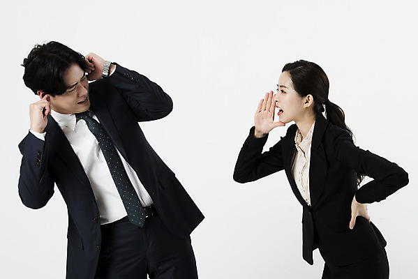 포토 JPG 스튜디오촬영 여자 남자 실내 서기 누끼 정장 상반신 20대 성인 두명 앞모습 옆모습 비즈니스라이프 외침 한국인 분노 짜증 비즈니스맨 비즈니스우먼 귀막기 동료 흰배경 싸움 잔소리 성인만 국내포토 라이프스타일 옷 감정 뷰포인트 백그라운드 비즈니스 관계 모션 사람 동양인 손짓 청년 내부 소리 흰색 직장인 파일형식