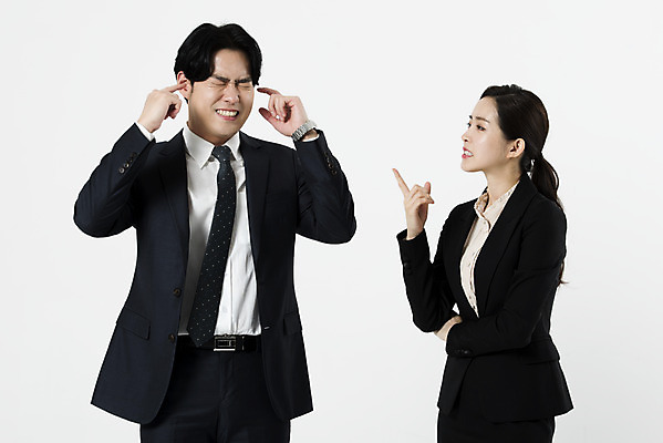 포토 JPG 스튜디오촬영 여자 남자 실내 서기 누끼 정장 상반신 20대 성인 두명 앞모습 옆모습 비즈니스라이프 한국인 분노 짜증 가리킴 비즈니스맨 비즈니스우먼 귀막기 동료 흰배경 싸움 잔소리 성인만 국내포토 라이프스타일 옷 감정 뷰포인트 백그라운드 비즈니스 관계 모션 사람 동양인 손짓 청년 내부 흰색 직장인 파일형식