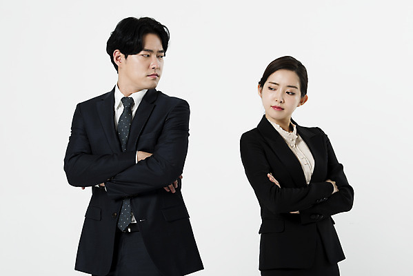 포토 JPG 스튜디오촬영 여자 남자 실내 서기 누끼 정장 상반신 20대 성인 두명 앞모습 비즈니스라이프 팔짱 한국인 분노 짜증 비즈니스맨 비즈니스우먼 동료 흰배경 잔소리 삐침 노려봄 성인만 국내포토 라이프스타일 옷 감정 뷰포인트 백그라운드 비즈니스 관계 모션 표정 사람 동양인 청년 내부 흰색 직장인 파일형식