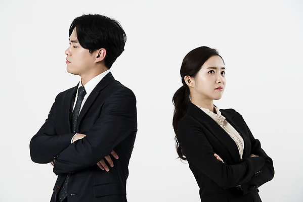 포토 JPG 스튜디오촬영 여자 남자 실내 서기 누끼 정장 상반신 20대 성인 두명 옆모습 비즈니스라이프 팔짱 한국인 짜증 비즈니스맨 비즈니스우먼 동료 흰배경 갈등 삐침 노려봄 성인만 국내포토 라이프스타일 옷 감정 뷰포인트 백그라운드 비즈니스 관계 모션 표정 사람 동양인 청년 내부 흰색 직장인 파일형식