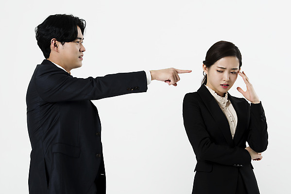 포토 JPG 스튜디오촬영 여자 남자 실내 서기 누끼 정장 상반신 20대 성인 두명 앞모습 옆모습 비즈니스라이프 한국인 분노 짜증 가리킴 비즈니스맨 비즈니스우먼 동료 흰배경 싸움 잔소리 삿대질 성인만 국내포토 라이프스타일 옷 감정 뷰포인트 백그라운드 비즈니스 관계 모션 사람 동양인 손짓 청년 내부 흰색 직장인 파일형식