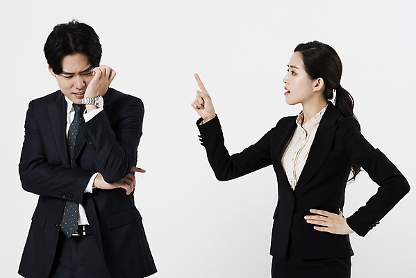 포토 JPG 스튜디오촬영 여자 남자 허리손 실내 서기 누끼 정장 상반신 20대 성인 두명 앞모습 옆모습 비즈니스라이프 한국인 분노 짜증 가리킴 비즈니스맨 비즈니스우먼 동료 흰배경 싸움 잔소리 삿대질 성인만 국내포토 라이프스타일 옷 감정 뷰포인트 포즈 백그라운드 비즈니스 관계 모션 사람 동양인 손짓 청년 내부 흰색 직장인 파일형식