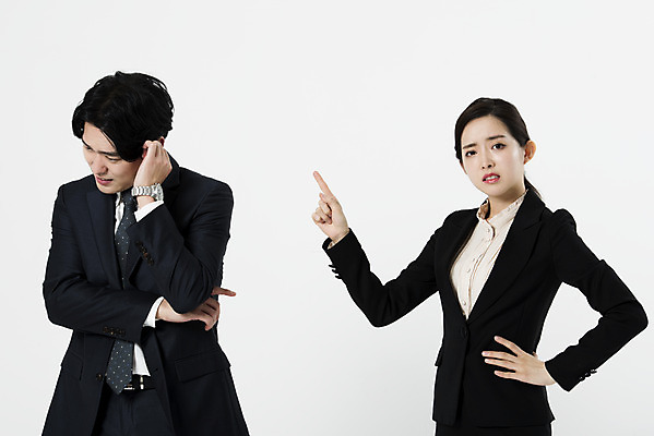 포토 JPG 스튜디오촬영 여자 남자 허리손 실내 서기 누끼 정장 상반신 20대 성인 두명 앞모습 옆모습 비즈니스라이프 한국인 분노 짜증 비즈니스맨 비즈니스우먼 동료 흰배경 싸움 잔소리 삿대질 성인만 국내포토 라이프스타일 옷 감정 뷰포인트 포즈 백그라운드 비즈니스 관계 모션 사람 동양인 손짓 청년 내부 흰색 직장인 파일형식