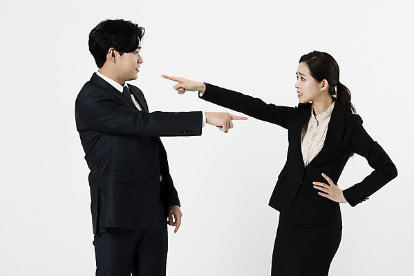 포토 JPG 스튜디오촬영 여자 남자 허리손 실내 서기 누끼 정장 상반신 20대 성인 두명 옆모습 비즈니스라이프 한국인 분노 짜증 비즈니스맨 비즈니스우먼 동료 흰배경 싸움 잔소리 삿대질 성인만 국내포토 라이프스타일 옷 감정 뷰포인트 포즈 백그라운드 비즈니스 관계 모션 사람 동양인 손짓 청년 내부 흰색 직장인 파일형식