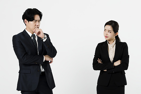 포토 JPG 스튜디오촬영 여자 남자 실내 서기 누끼 정장 상반신 20대 성인 두명 앞모습 비즈니스라이프 팔짱 한국인 분노 짜증 비즈니스맨 비즈니스우먼 동료 흰배경 싸움 잔소리 노려봄 성인만 국내포토 라이프스타일 옷 감정 뷰포인트 백그라운드 비즈니스 관계 모션 표정 사람 동양인 청년 내부 흰색 직장인 파일형식