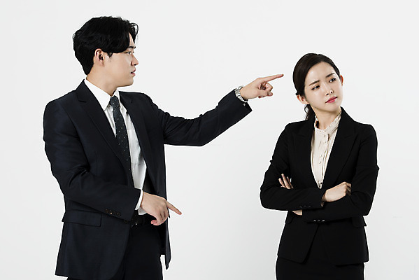 포토 JPG 스튜디오촬영 여자 남자 실내 서기 누끼 정장 상반신 20대 성인 두명 앞모습 비즈니스라이프 팔짱 한국인 분노 짜증 비즈니스맨 비즈니스우먼 동료 흰배경 싸움 잔소리 삿대질 성인만 국내포토 라이프스타일 옷 감정 뷰포인트 백그라운드 비즈니스 관계 모션 사람 동양인 손짓 청년 내부 흰색 직장인 파일형식