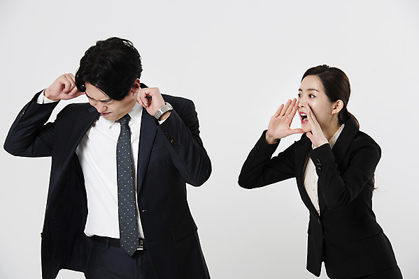 포토 JPG 스튜디오촬영 여자 남자 실내 서기 누끼 정장 상반신 20대 성인 두명 앞모습 옆모습 비즈니스라이프 외침 한국인 분노 짜증 비즈니스맨 비즈니스우먼 귀막기 동료 흰배경 싸움 잔소리 성인만 국내포토 라이프스타일 옷 감정 뷰포인트 백그라운드 비즈니스 관계 모션 사람 동양인 손짓 청년 내부 소리 흰색 직장인 파일형식