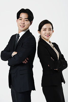포토 JPG 스튜디오촬영 응시 여자 남자 실내 서기 미소 누끼 정장 상반신 20대 성인 두명 옆모습 비즈니스라이프 팔짱 한국인 비즈니스맨 비즈니스우먼 동료 흰배경 성인만 국내포토 라이프스타일 시선 옷 뷰포인트 백그라운드 비즈니스 관계 모션 표정 사람 동양인 청년 내부 흰색 직장인 파일형식