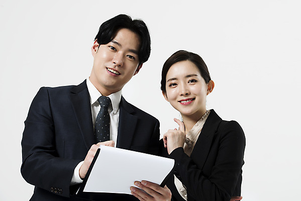 포토 JPG 스튜디오촬영 여자 남자 실내 서기 미소 들기 누끼 정장 상반신 20대 성인 두명 앞모습 비즈니스라이프 한국인 비즈니스맨 비즈니스우먼 동료 흰배경 파일 성인만 국내포토 라이프스타일 옷 뷰포인트 백그라운드 비즈니스 관계 모션 표정 사람 동양인 청년 내부 흰색 직장인 파일형식