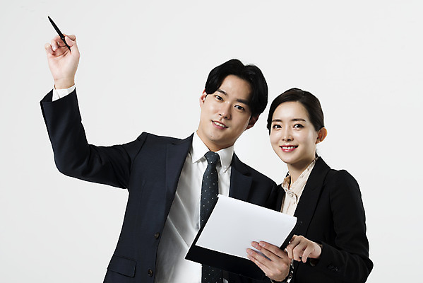 포토 JPG 스튜디오촬영 응시 여자 남자 실내 서기 미소 들기 누끼 정장 상반신 20대 성인 두명 앞모습 비즈니스라이프 한국인 가리킴 비즈니스맨 비즈니스우먼 동료 흰배경 파일 성인만 국내포토 라이프스타일 시선 옷 뷰포인트 백그라운드 비즈니스 관계 모션 표정 사람 동양인 손짓 청년 내부 흰색 직장인 파일형식