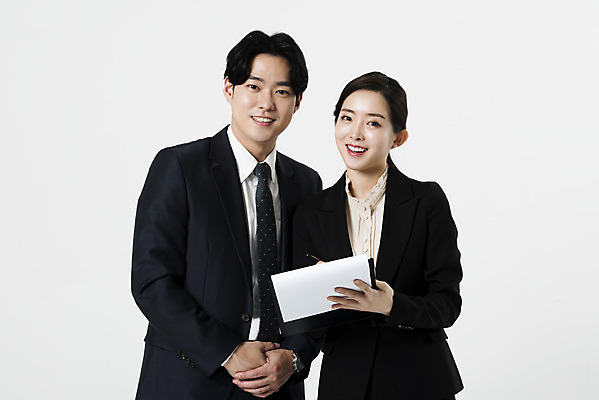 포토 JPG 스튜디오촬영 여자 남자 실내 서기 미소 들기 누끼 정장 상반신 20대 성인 두명 앞모습 비즈니스라이프 한국인 비즈니스맨 비즈니스우먼 동료 흰배경 파일 성인만 국내포토 라이프스타일 옷 뷰포인트 백그라운드 비즈니스 관계 모션 표정 사람 동양인 청년 내부 흰색 직장인 파일형식