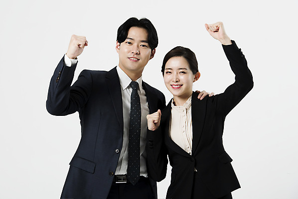 포토 JPG 스튜디오촬영 여자 남자 성공 실내 서기 미소 누끼 정장 상반신 20대 성인 두명 앞모습 비즈니스라이프 파이팅 주먹 한국인 비즈니스맨 비즈니스우먼 자신감 동료 흰배경 열정 성인만 어깨에손 국내포토 라이프스타일 옷 감정 뷰포인트 백그라운드 컨셉 비즈니스 관계 모션 표정 사람 동양인 청년 내부 흰색 직장인 파일형식