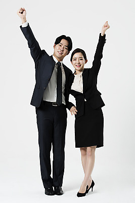 포토 JPG 스튜디오촬영 전신 여자 남자 성공 실내 서기 미소 누끼 정장 20대 성인 두명 앞모습 비즈니스라이프 파이팅 주먹 한국인 비즈니스맨 비즈니스우먼 자신감 동료 흰배경 열정 성인만 국내포토 라이프스타일 옷 감정 뷰포인트 백그라운드 컨셉 비즈니스 관계 모션 표정 사람 동양인 청년 내부 흰색 직장인 파일형식