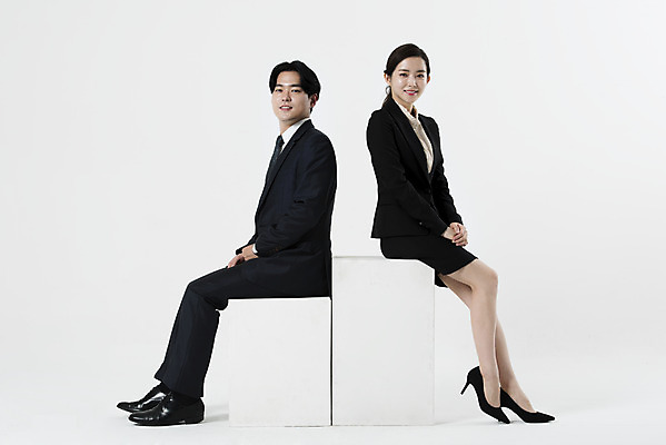 포토 JPG 스튜디오촬영 전신 여자 남자 실내 미소 누끼 앉기 정장 20대 성인 두명 옆모습 비즈니스라이프 한국인 비즈니스맨 비즈니스우먼 동료 흰배경 성인만 국내포토 라이프스타일 옷 뷰포인트 백그라운드 비즈니스 관계 모션 표정 사람 동양인 청년 내부 흰색 직장인 파일형식