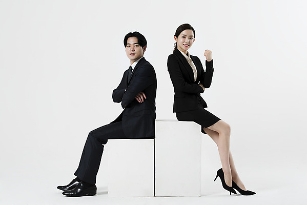 포토 JPG 스튜디오촬영 전신 여자 남자 성공 실내 미소 누끼 앉기 정장 20대 성인 두명 옆모습 비즈니스라이프 팔짱 파이팅 한국인 비즈니스맨 비즈니스우먼 자신감 동료 흰배경 열정 성인만 국내포토 라이프스타일 옷 감정 뷰포인트 백그라운드 컨셉 비즈니스 관계 모션 표정 사람 동양인 청년 내부 흰색 직장인 파일형식