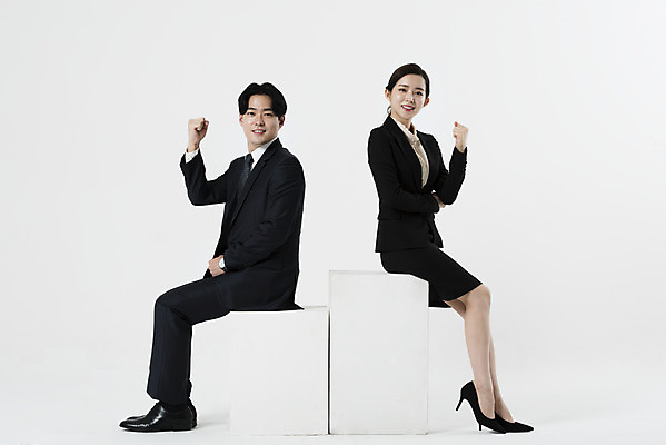 포토 JPG 스튜디오촬영 전신 여자 남자 성공 실내 미소 누끼 앉기 정장 20대 성인 두명 옆모습 비즈니스라이프 파이팅 주먹 한국인 비즈니스맨 비즈니스우먼 동료 흰배경 열정 성인만 국내포토 라이프스타일 옷 감정 뷰포인트 백그라운드 컨셉 비즈니스 관계 모션 표정 사람 동양인 청년 내부 흰색 직장인 파일형식