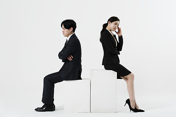 포토 JPG 스튜디오촬영 전신 여자 남자 생각 실내 누끼 앉기 정장 20대 성인 두명 옆모습 비즈니스라이프 팔짱 한국인 비즈니스맨 비즈니스우먼 동료 고민 흰배경 성인만 국내포토 라이프스타일 옷 감정 뷰포인트 백그라운드 비즈니스 관계 모션 사람 동양인 청년 내부 흰색 직장인 파일형식