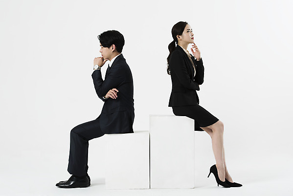 포토 JPG 스튜디오촬영 전신 여자 남자 생각 실내 누끼 앉기 정장 20대 성인 두명 옆모습 비즈니스라이프 턱괴기 한국인 비즈니스맨 비즈니스우먼 동료 고민 흰배경 성인만 국내포토 라이프스타일 옷 감정 뷰포인트 백그라운드 비즈니스 관계 모션 사람 동양인 청년 내부 흰색 직장인 파일형식