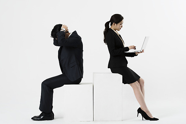 포토 JPG 스튜디오촬영 전신 여자 남자 성공 스트레스 실내 누끼 앉기 정장 20대 성인 두명 옆모습 비즈니스라이프 노트북 한국인 비즈니스맨 비즈니스우먼 비교 동료 흰배경 패배 성인만 국내포토 라이프스타일 옷 뷰포인트 백그라운드 컨셉 비즈니스 관계 모션 사람 동양인 청년 내부 전자제품 흰색 직장인 파일형식