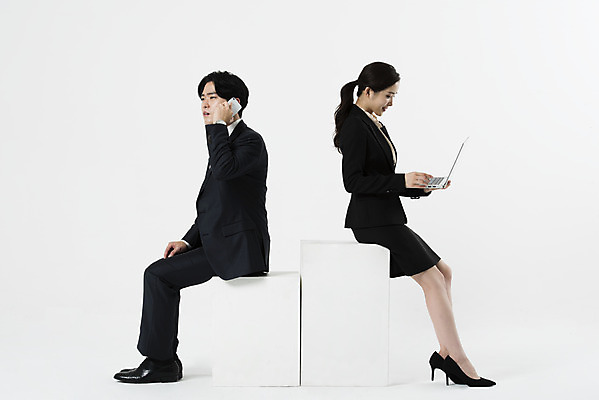 포토 JPG 스튜디오촬영 전신 여자 남자 실내 들기 누끼 앉기 정장 20대 성인 두명 옆모습 비즈니스라이프 노트북 한국인 비즈니스맨 비즈니스우먼 동료 흰배경 통화 성인만 국내포토 라이프스타일 옷 뷰포인트 백그라운드 비즈니스 관계 모션 사람 동양인 청년 내부 전자제품 흰색 직장인 파일형식