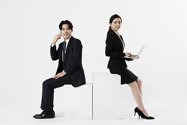 포토 JPG 스튜디오촬영 전신 여자 남자 실내 들기 누끼 앉기 정장 20대 성인 두명 옆모습 비즈니스라이프 노트북 한국인 비즈니스맨 비즈니스우먼 동료 흰배경 통화 성인만 국내포토 라이프스타일 옷 뷰포인트 백그라운드 비즈니스 관계 모션 사람 동양인 청년 내부 전자제품 흰색 직장인 파일형식