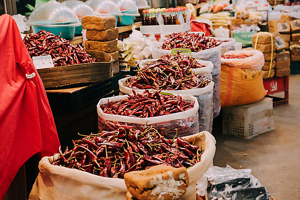 포토 JPG 주간 채소 한국 사람없음 야외 여러개 시장 재래시장 말린고추 전통시장 포대기 지동시장 수원시장 국내포토 자연요소 전통 아시아 다수 고추 아기용품 수원 파일형식
