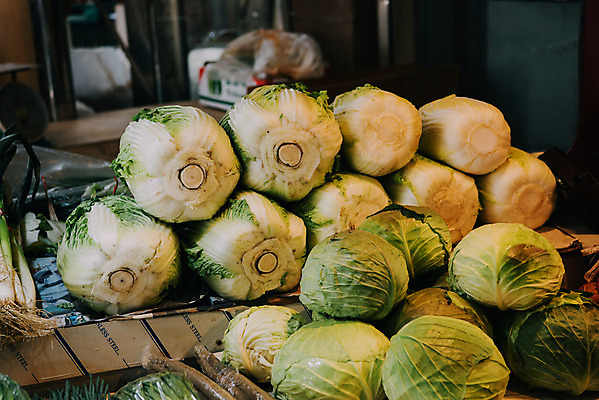 포토 JPG 주간 채소 한국 사람없음 야외 여러개 시장 배추 재래시장 김장재료 전통시장 지동시장 수원시장 배추더미 국내포토 자연요소 전통 아시아 다수 식재료 김장 수원 파일형식 더미