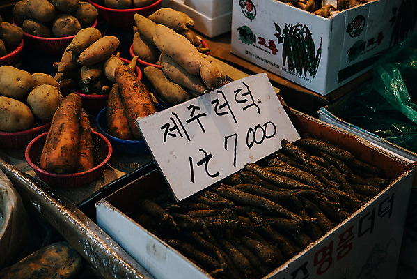 포토 JPG 주간 채소 한국 사람없음 야외 여러개 시장 가격 재래시장 더덕 전통시장 제철 지동시장 수원시장 제철음식 국내포토 자연요소 전통 아시아 음식 다수 수원 파일형식
