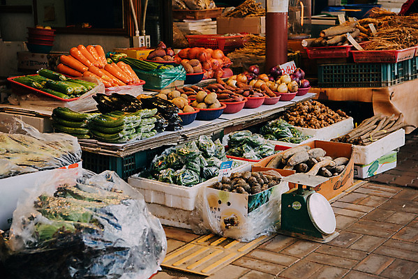 포토 JPG 주간 채소 고추 호박 양파 오이 감자 한국 저울 사람없음 야외 상자 당근 시장 고구마 재래시장 생강 전통시장 채소가게 지동시장 수원시장 국내포토 자연요소 전통 아시아 뿌리채소 상점 수원 파일형식
