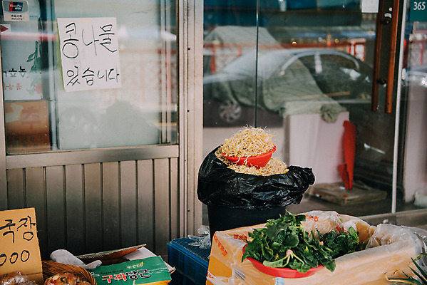 포토 JPG 주간 채소 한국 사람없음 야외 시장 콩나물 재래시장 시금치 가판대 전통시장 채소가게 지동시장 수원시장 국내포토 자연요소 전통 아시아 상점 나물 수원 파일형식